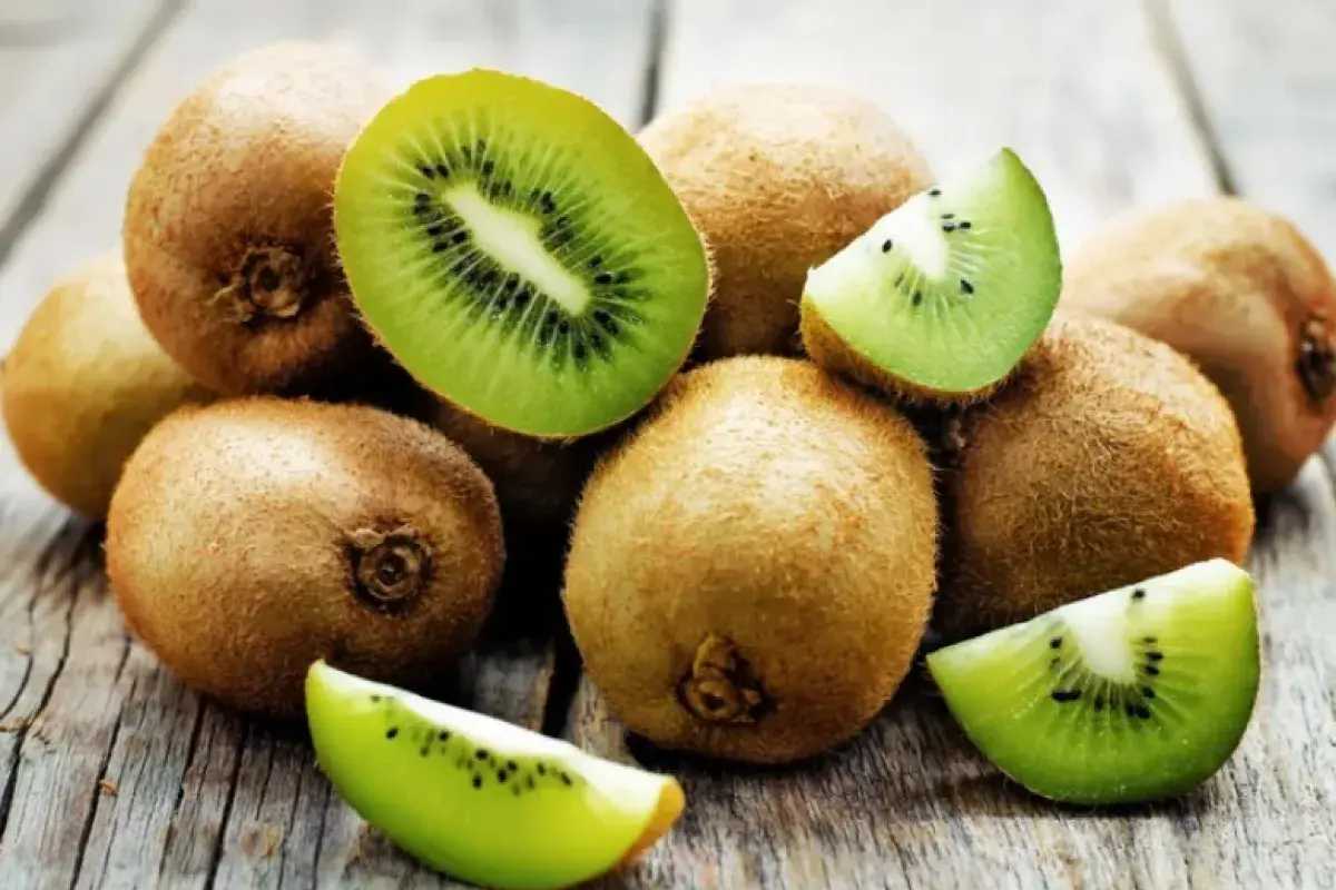 Why: Studies show that eating 2–3 kiwis daily can significantly lower systolic blood pressure due to its high antioxidant and vitamin C content. Tip: Eat it fresh with the skin on for extra fiber, or toss into smoothies.