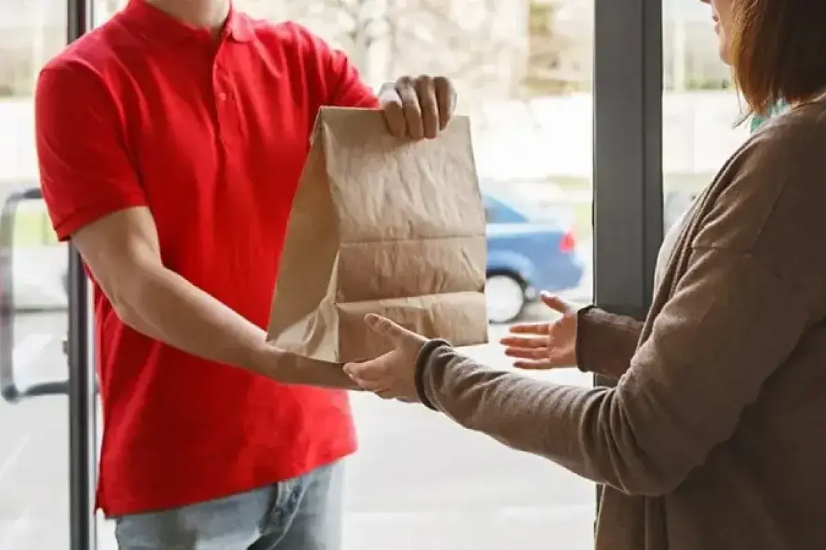  DoorDash style delivery worker completing an order for extra income