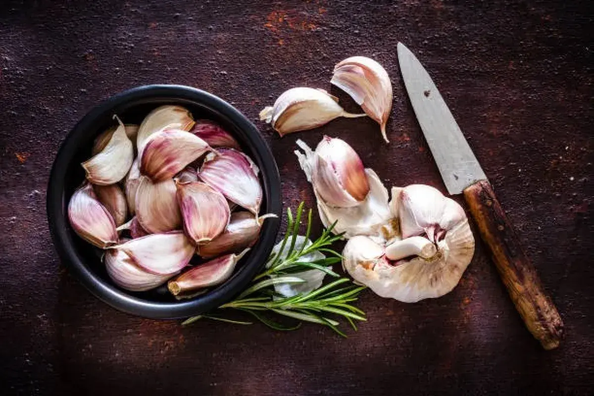 Fresh garlic cloves used for natural liver support