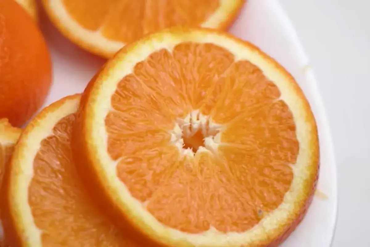 Oranges providing vitamin C for cognitive protection