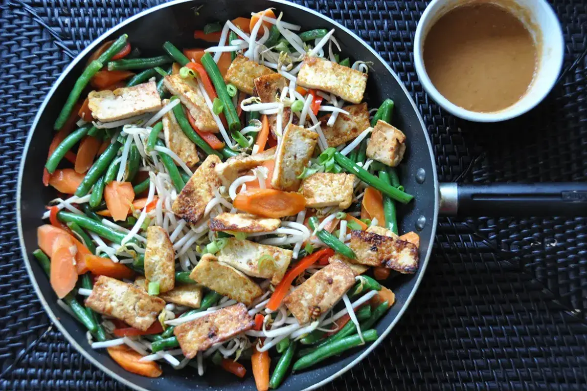 Protein-rich bean sprouts stir-fried with tofu and vegetables
