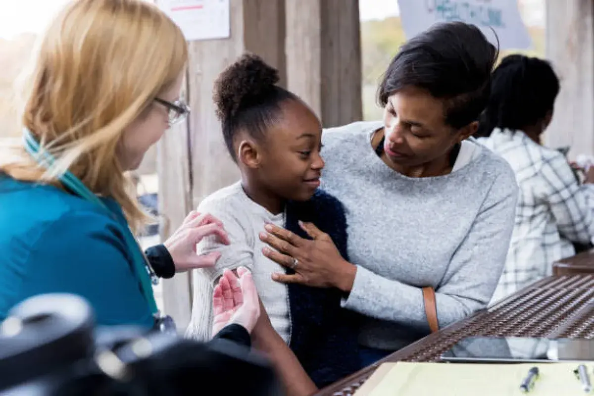 Child receiving recommended vaccines safely