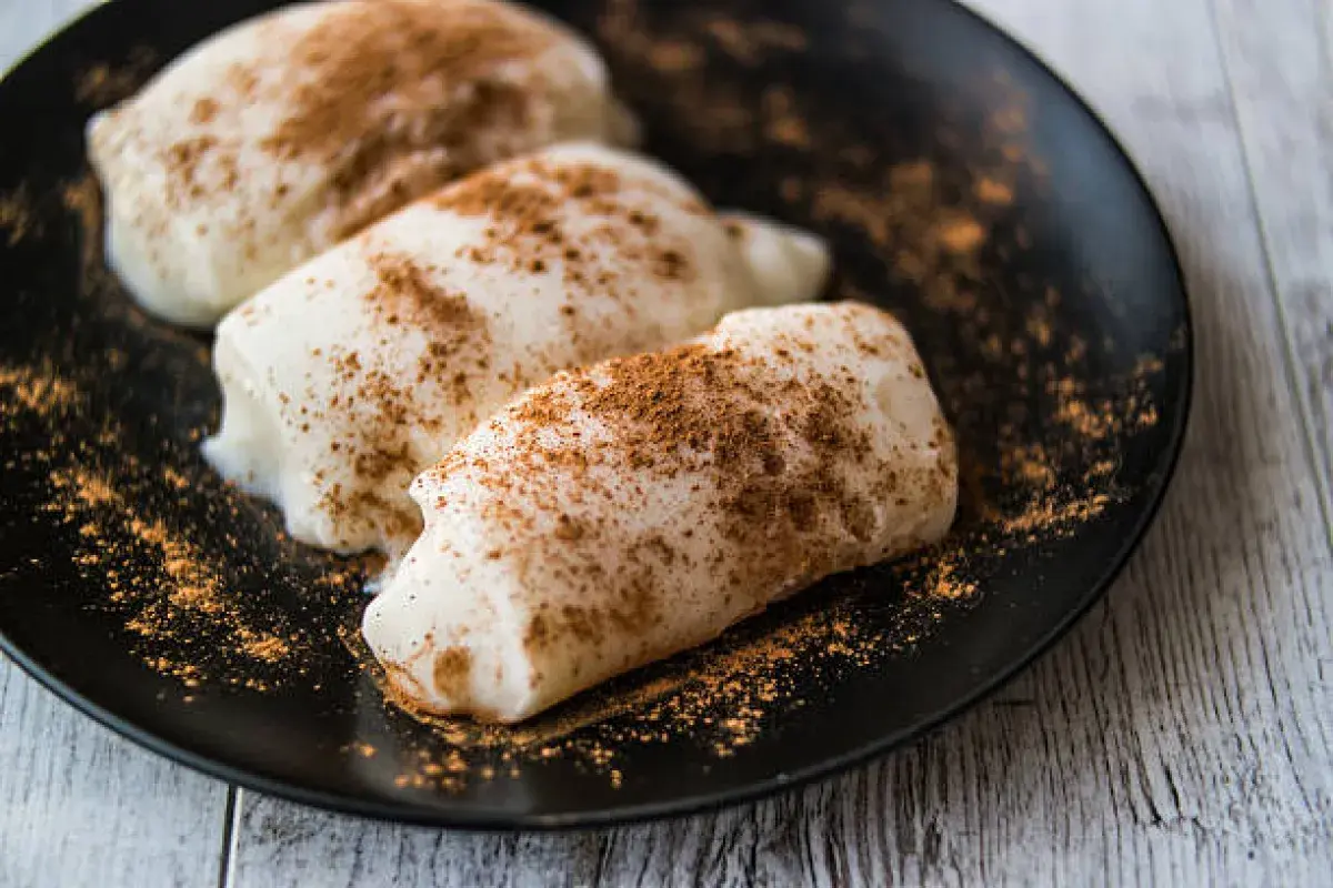 Turkish tavuk göğsü pudding topped with cinnamon
