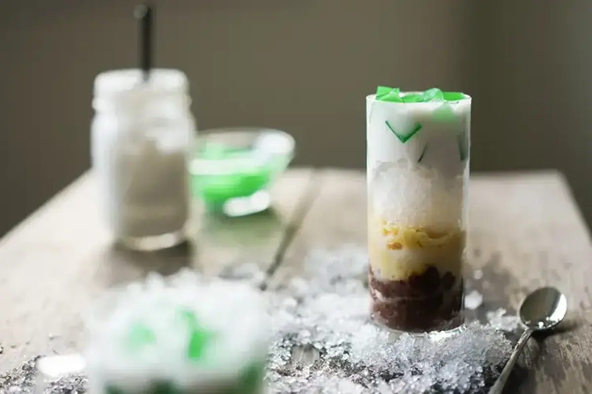 Colorful Vietnamese chè ba màu layered dessert