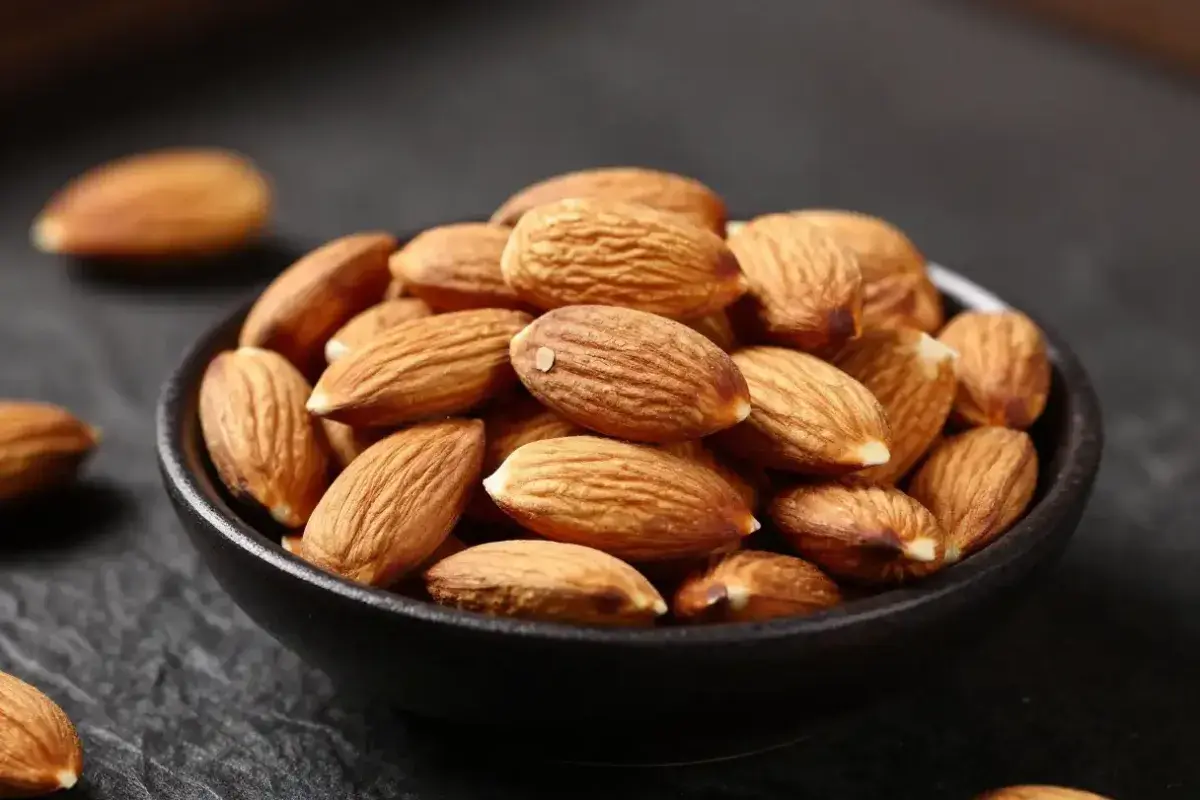 Raw almonds high in vitamin E for eye protection