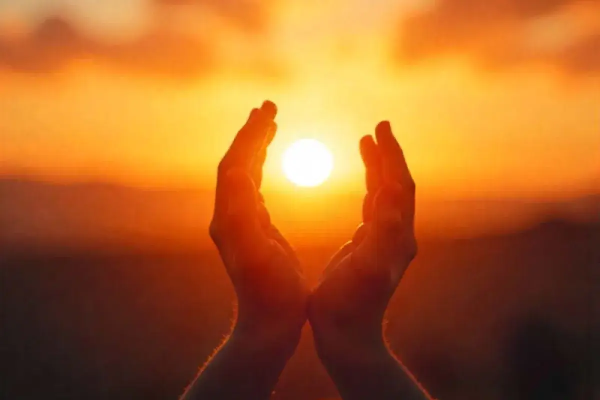 Open hand raised to the sky representing openness to God’s filling