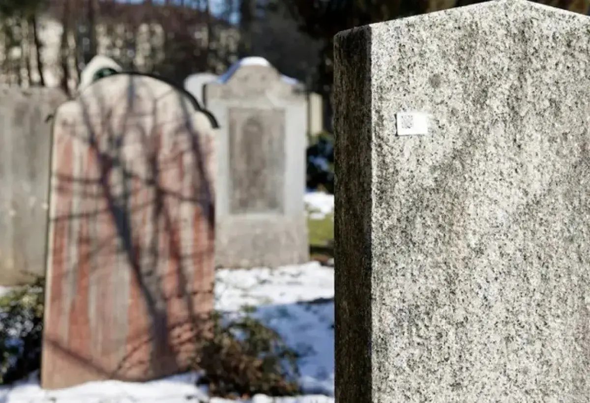 Eerie QR‑coded graves discovered in German cemeteries