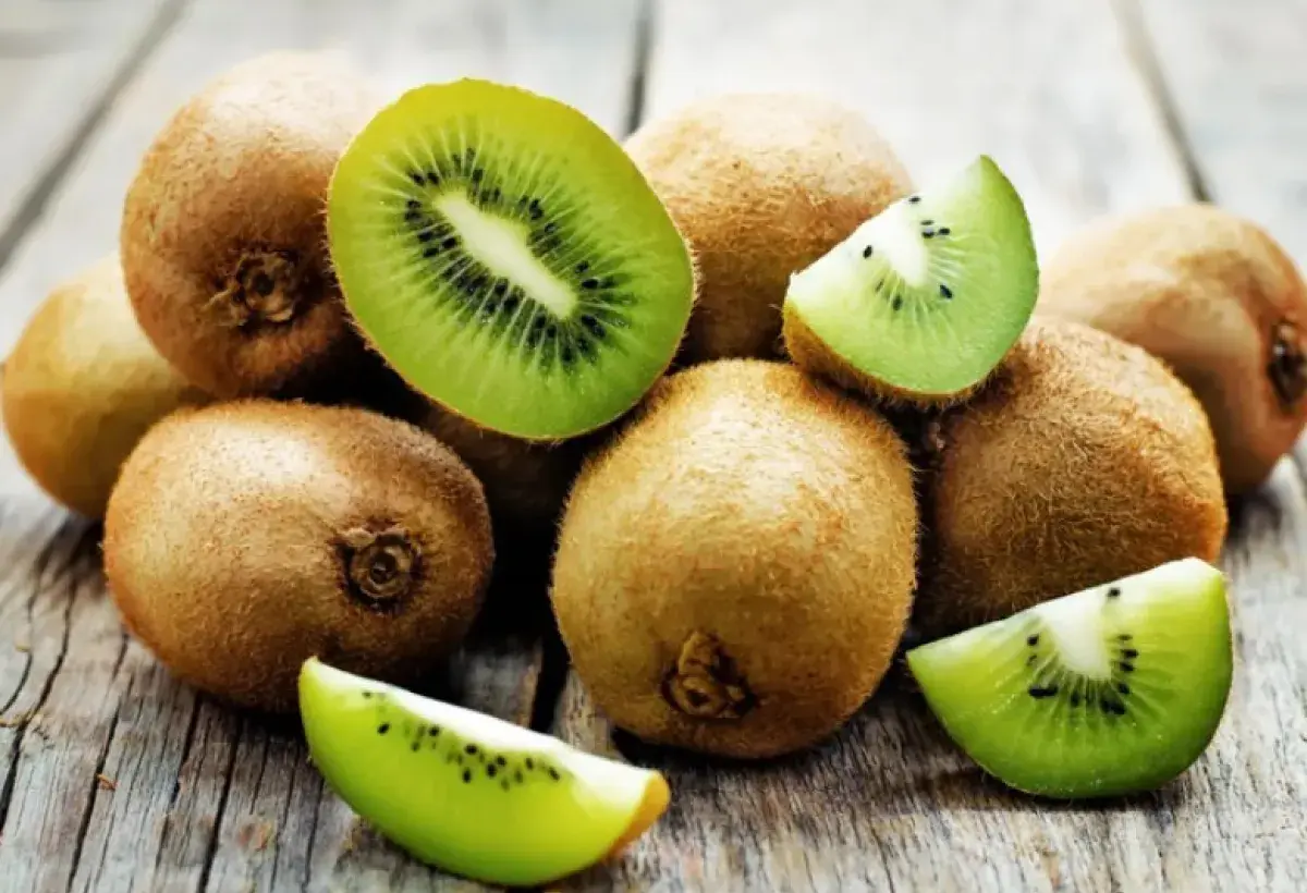 Why: Studies show that eating 2–3 kiwis daily can significantly lower systolic blood pressure due to its high antioxidant and vitamin C content. Tip: Eat it fresh with the skin on for extra fiber, or toss into smoothies.