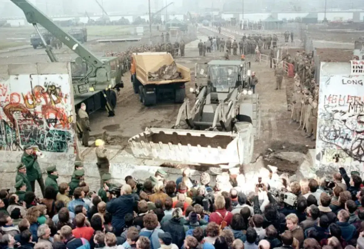 The Fall of the Berlin Wall (1989)