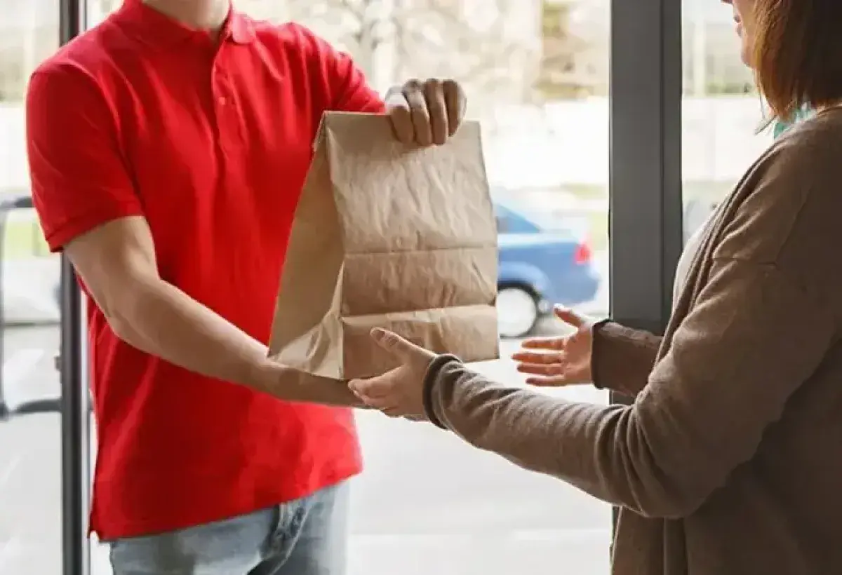  DoorDash style delivery worker completing an order for extra income
