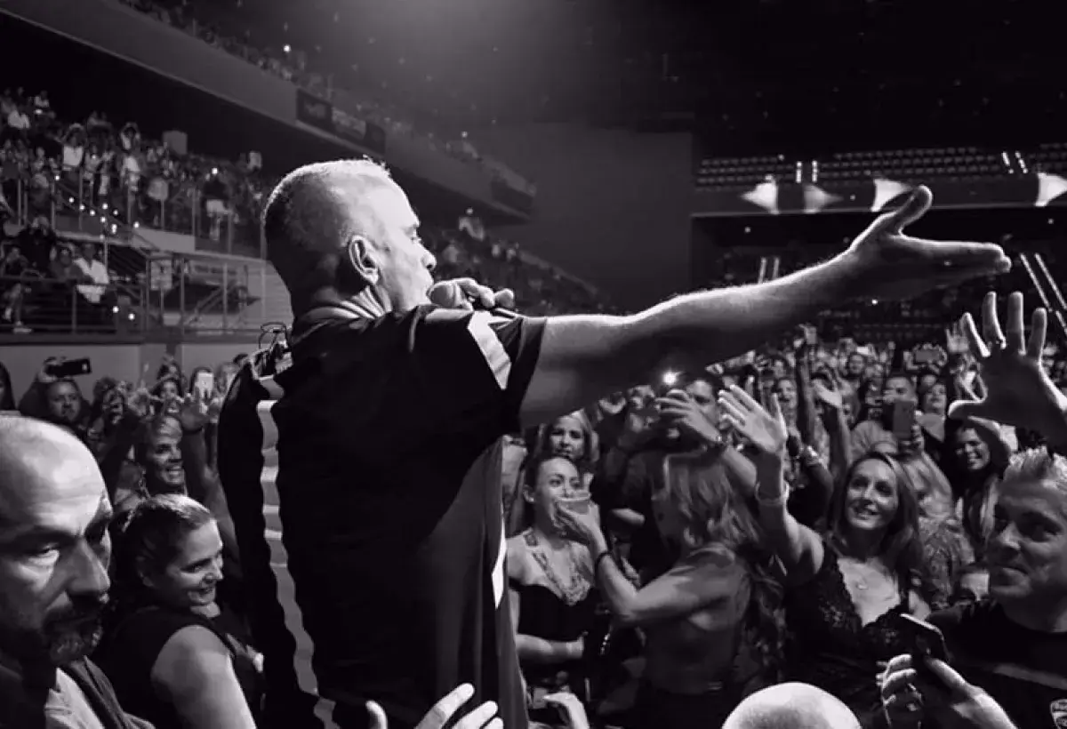 Eros Ramazzotti engaging with fans while performing Por Ti Me Casaré