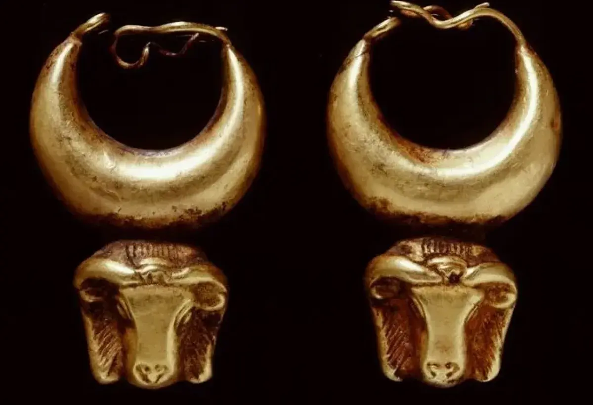 Ancient earrings discovered in archaeological site