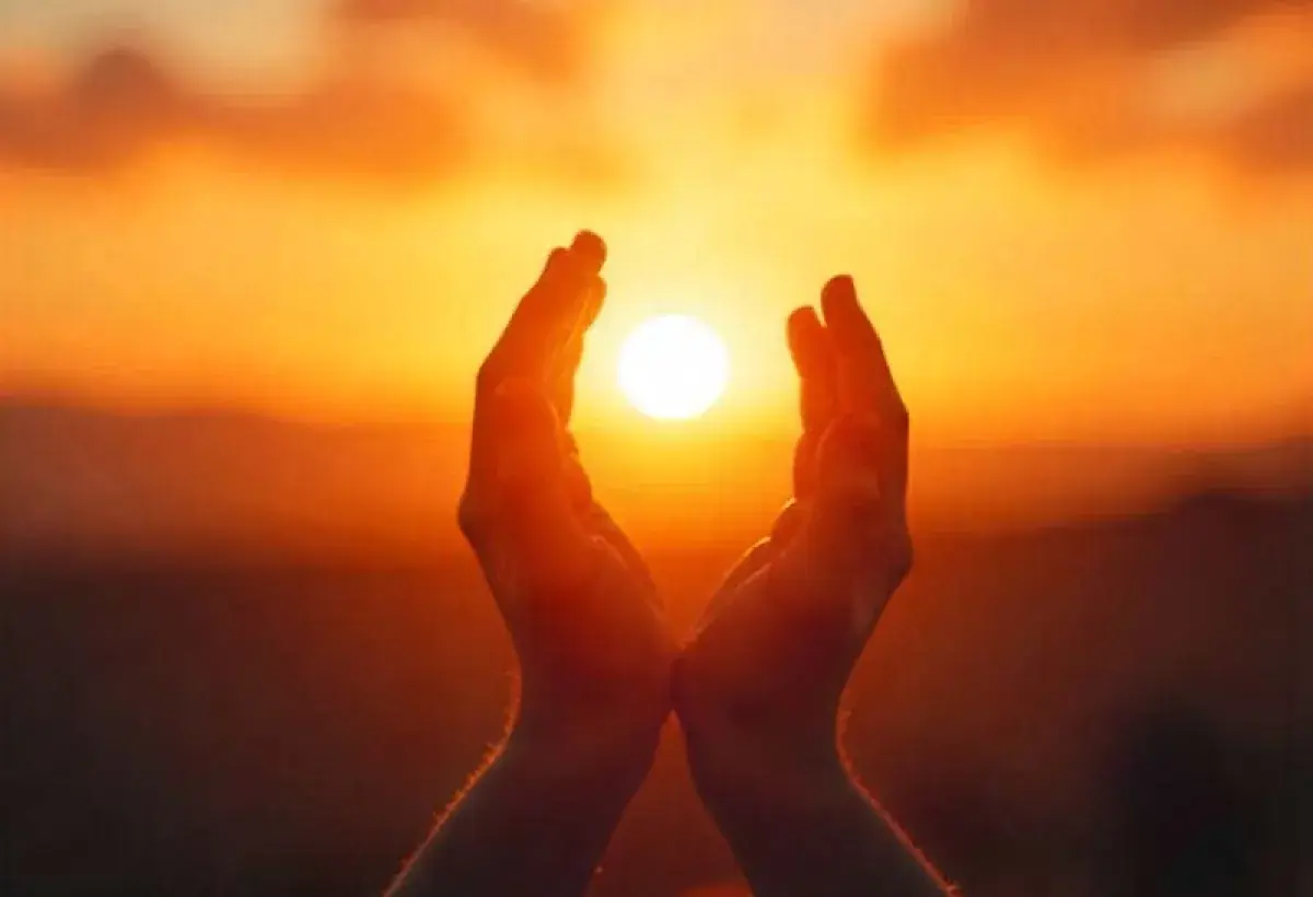 Open hand raised to the sky representing openness to God’s filling