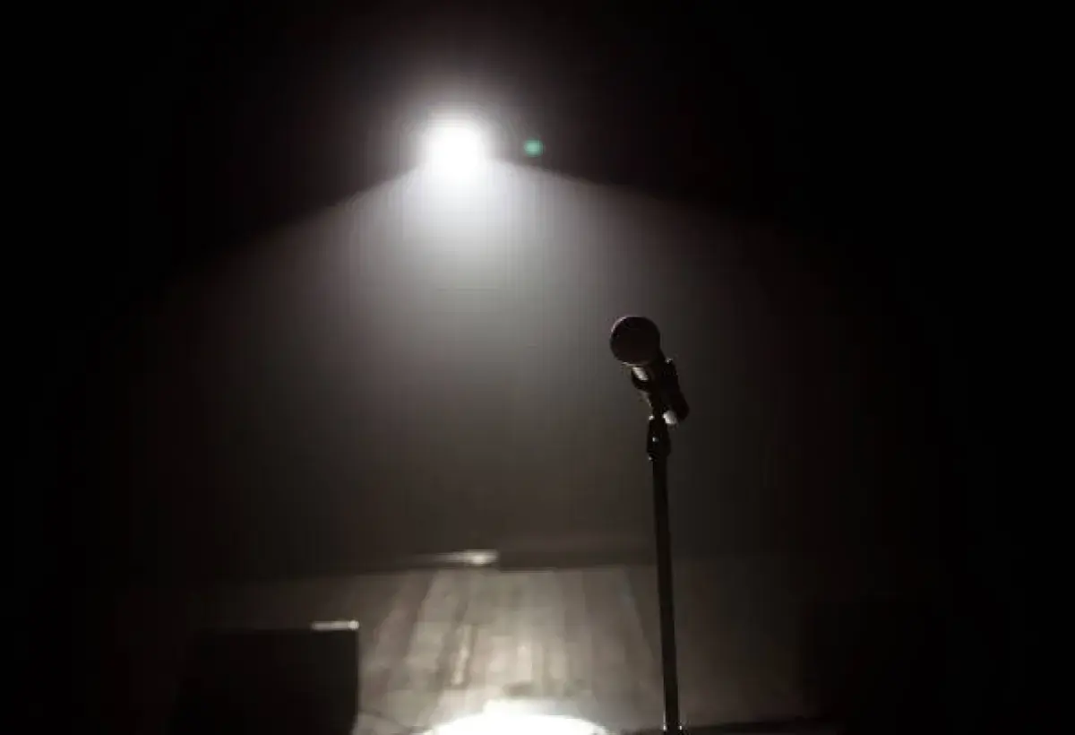 Empty microphone representing a missing frontman