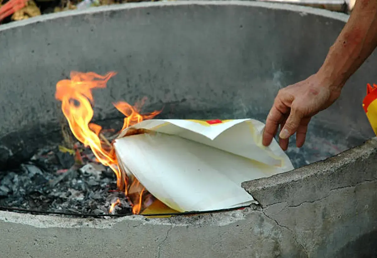 Letting go of emotional clutter through symbolic release