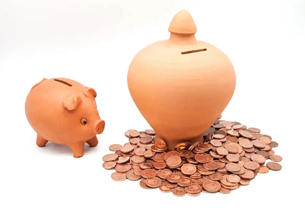 Medieval pygg jar compared with modern piggy bank