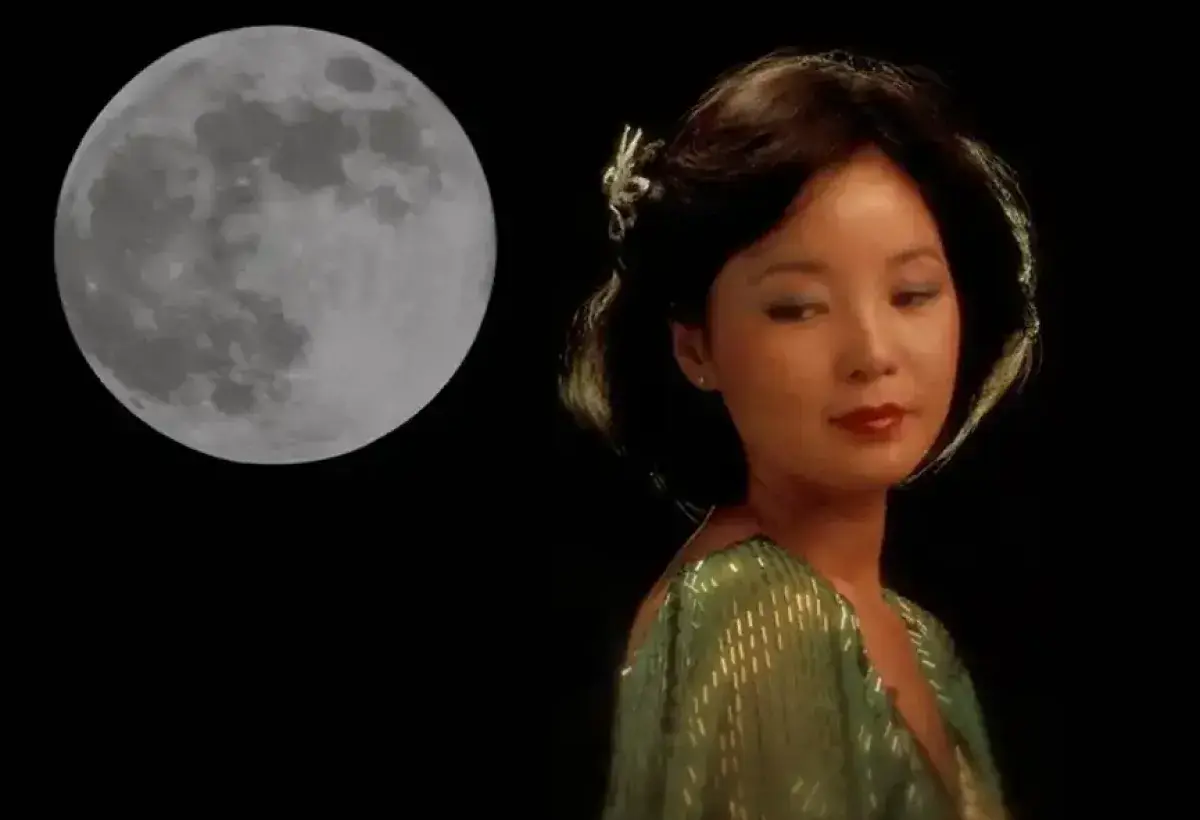 Teresa Teng and the moon imagery representing enduring love