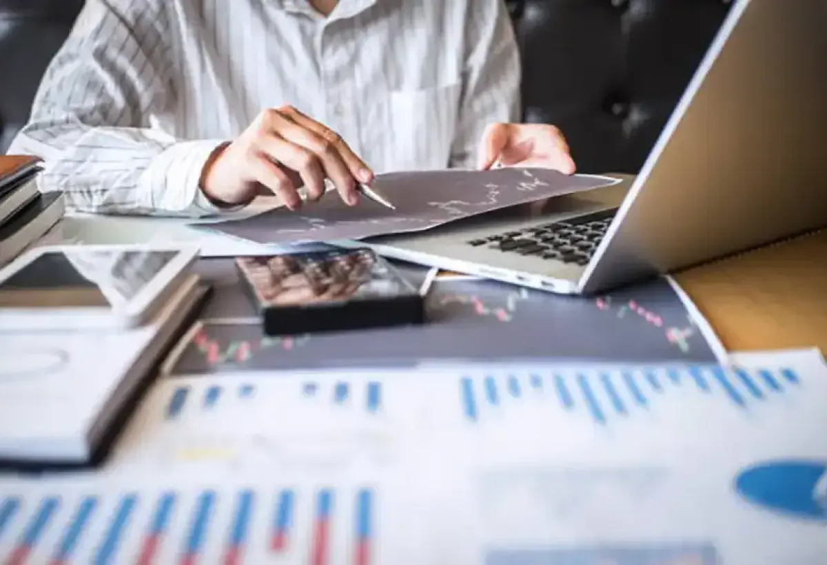 Long term investor reviewing U.S. stock market performance charts