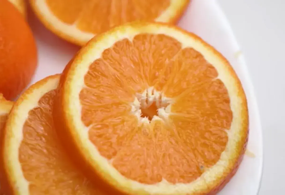 Oranges providing vitamin C for cognitive protection
