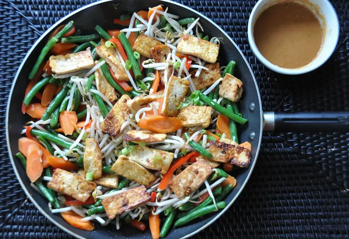 Protein-rich bean sprouts stir-fried with tofu and vegetables