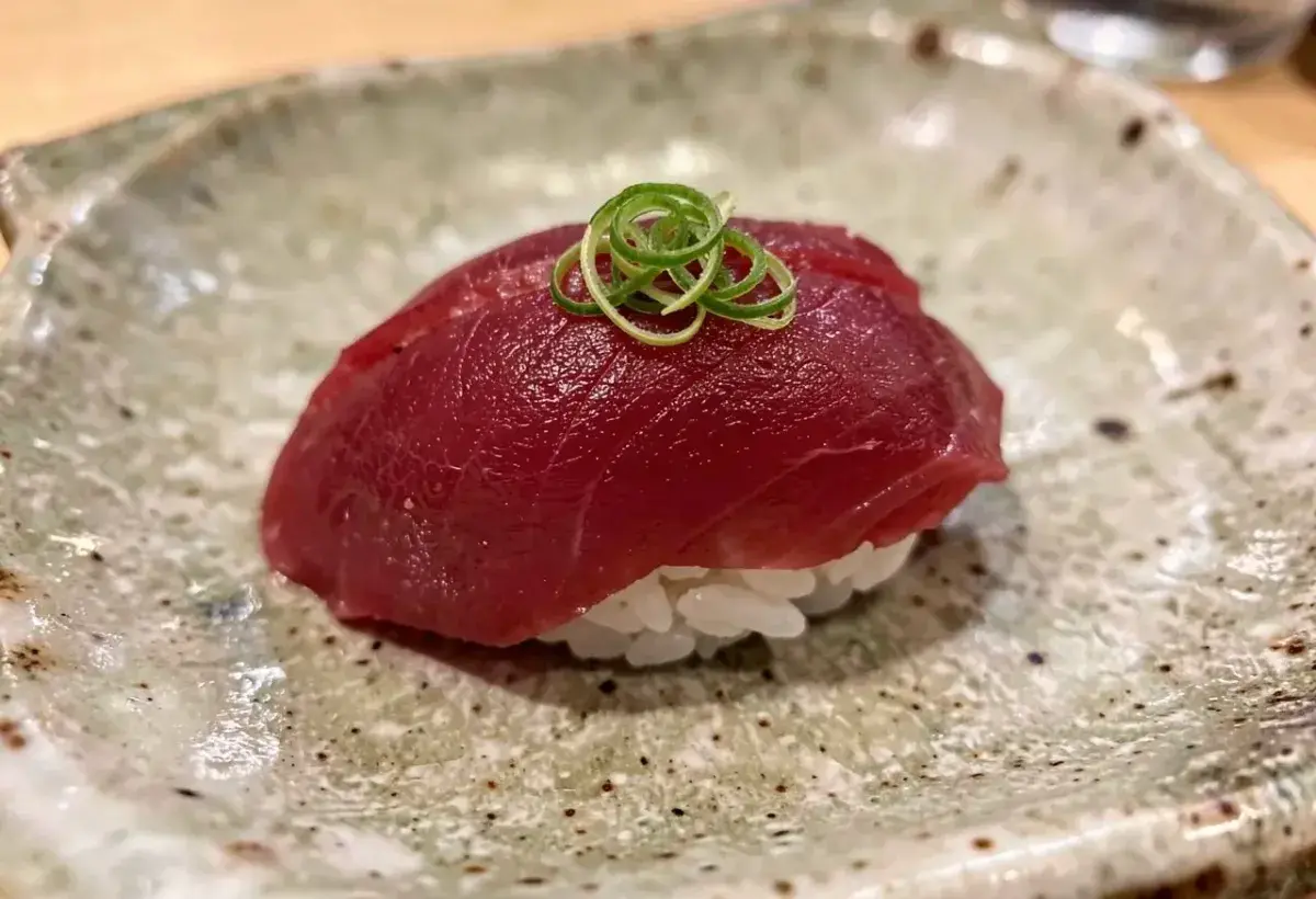 Akami tuna nigiri with deep red color