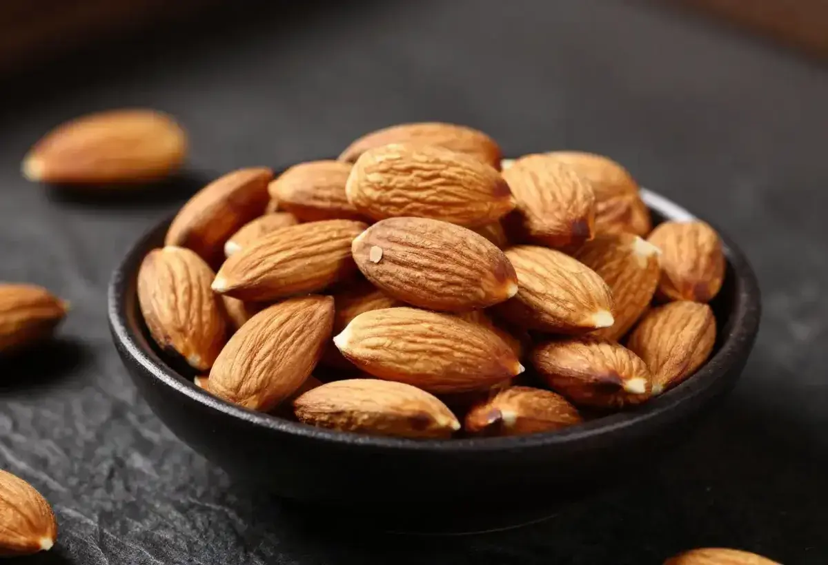 Raw almonds high in vitamin E for eye protection