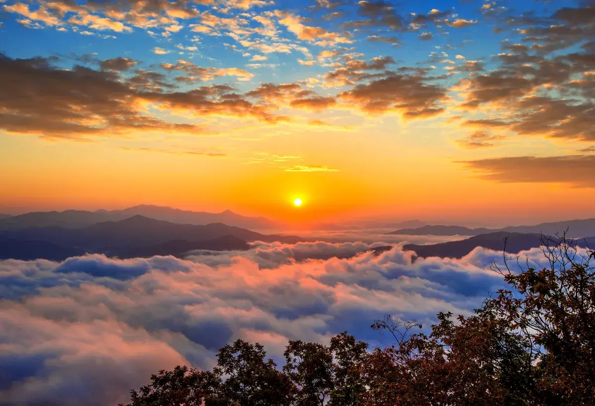 sunrise above the cloud 