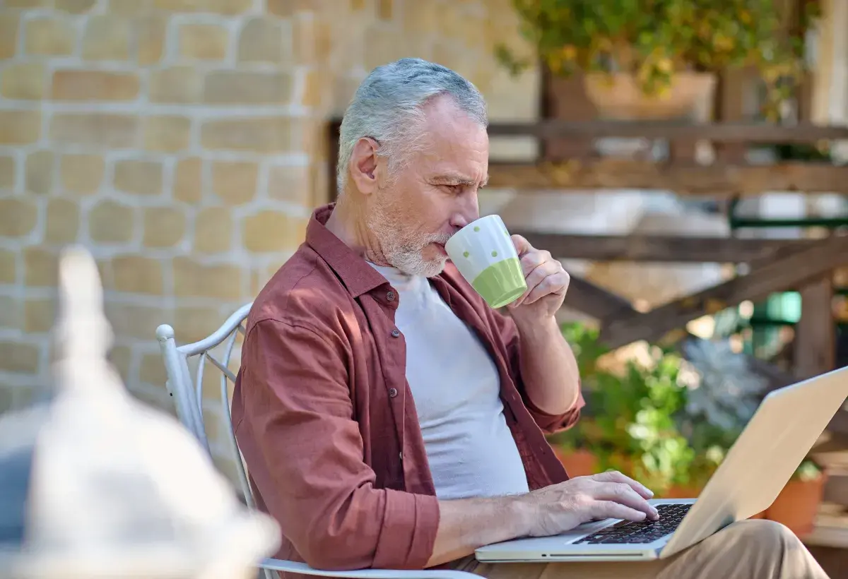 senior- working online