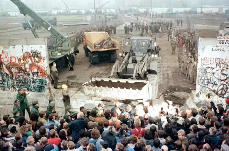 The Fall of the Berlin Wall (1989)