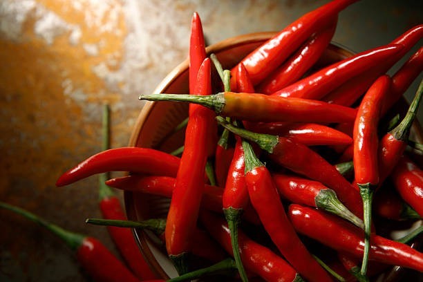What gives chili peppers their heat?