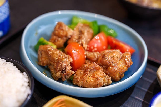 Which spice is often used in both sweet and savory dishes and comes from a seed pod?