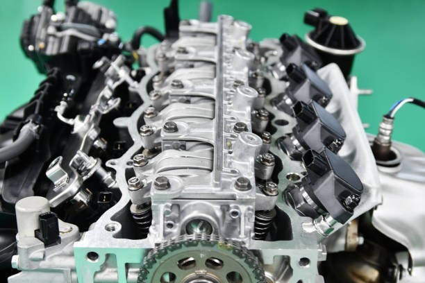 Who is credited with inventing the first practical automobile powered by an internal combustion engine?