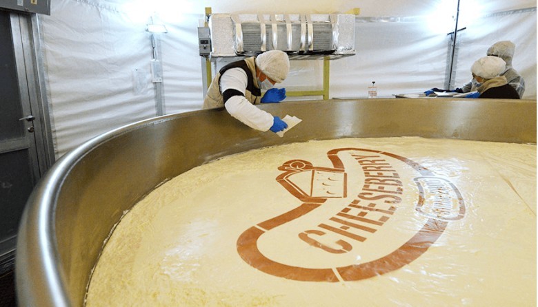 The largest cheesecake weighed over 6,900 pounds