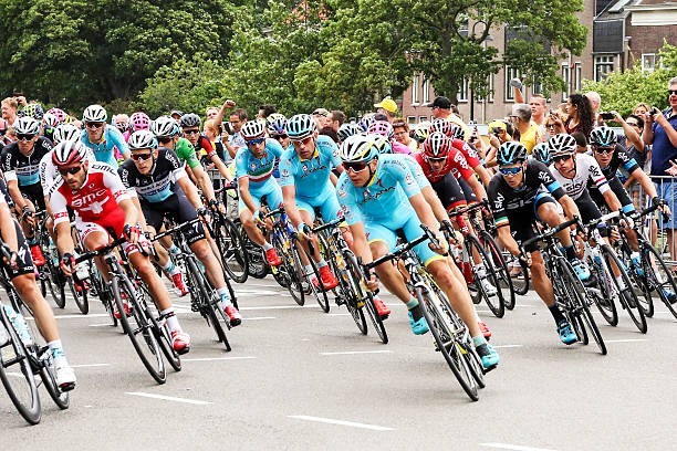 What is the name of the world’s most famous long-distance cycling race?